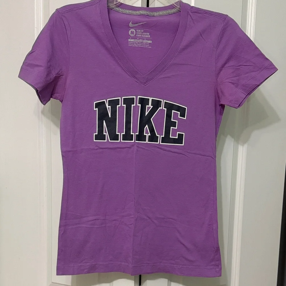 Nike Women’s Spellout Logo V-Neck T-Shirt - Purple/Lavender - Size M - Picture 2 of 9